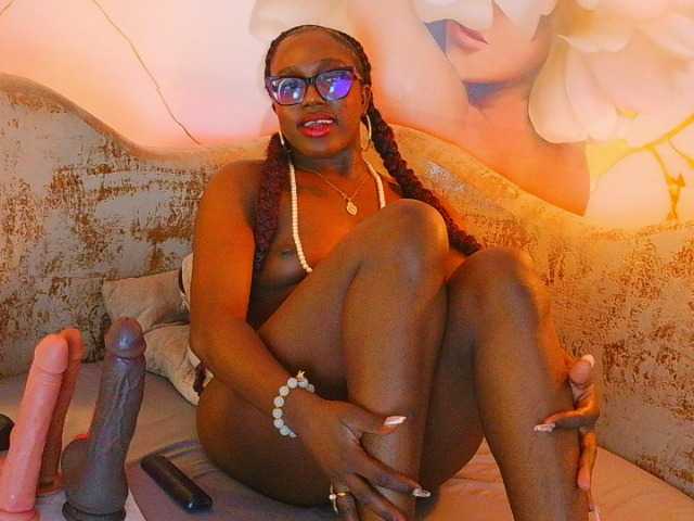 nylaroyale live cam on BongaCams