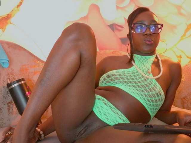 nylaroyale live cam on BongaCams