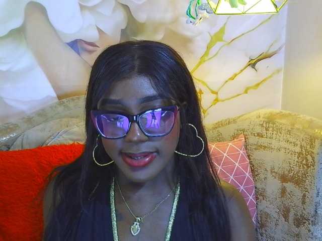 nylaroyale live cam on BongaCams