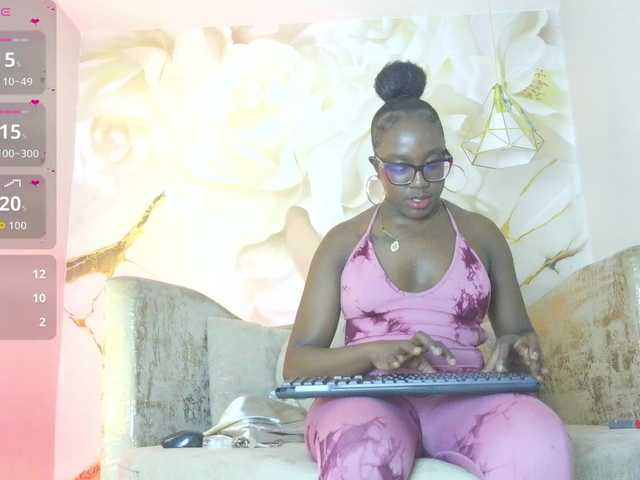 nylaroyale live cam on BongaCams