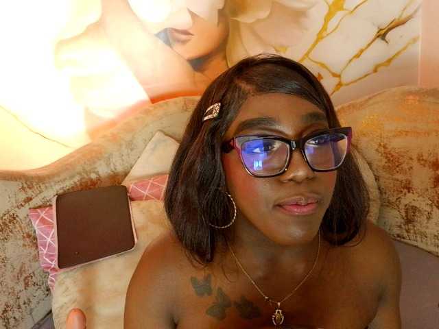 nylaroyale live cam on BongaCams