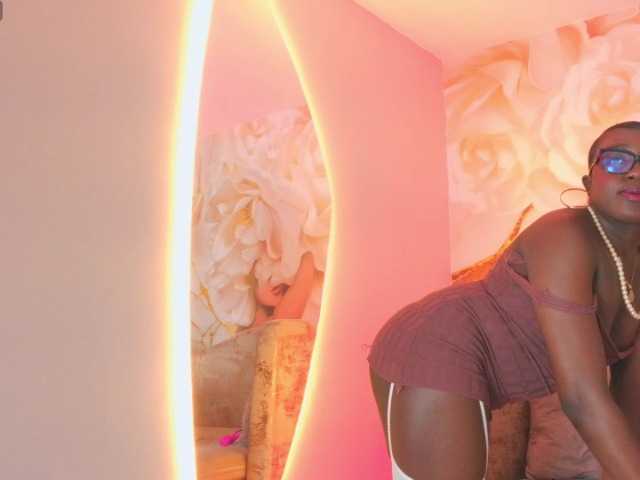 nylaroyale live cam on BongaCams