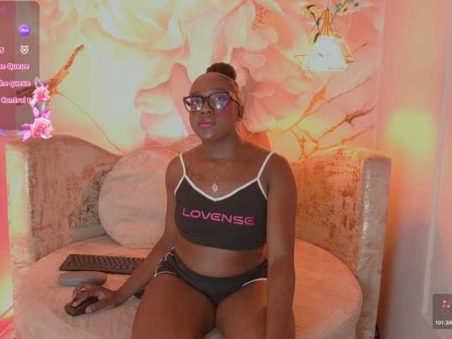 nylaroyale live cam on BongaCams