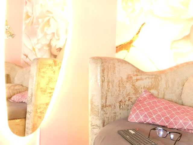 nylaroyale, en directo ahora en BongaCams