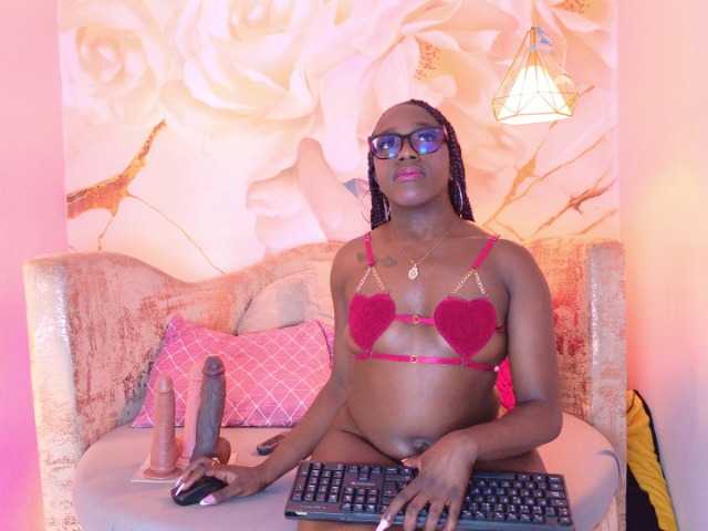 nylaroyale live cam on BongaCams