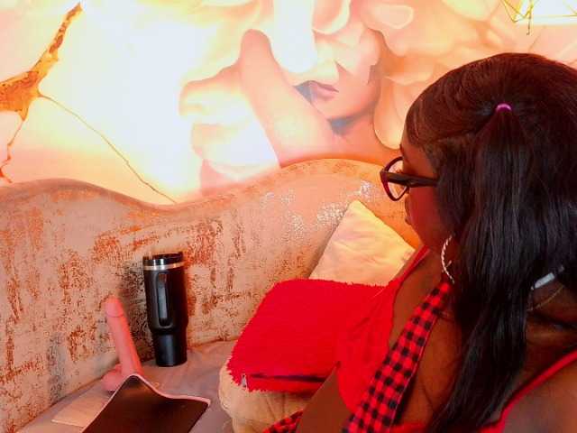 nylaroyale live cam on BongaCams