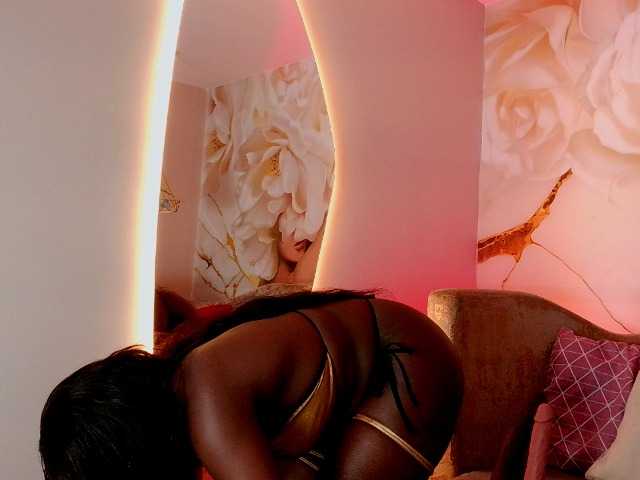 nylaroyale live cam on BongaCams