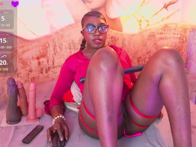 nylaroyale live cam on BongaCams