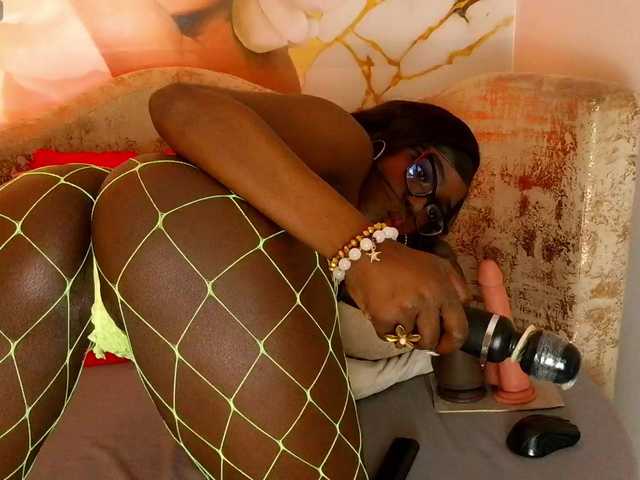 nylaroyale live cam on BongaCams