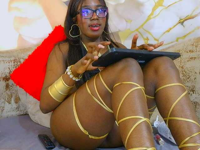 nylaroyale live cam on BongaCams