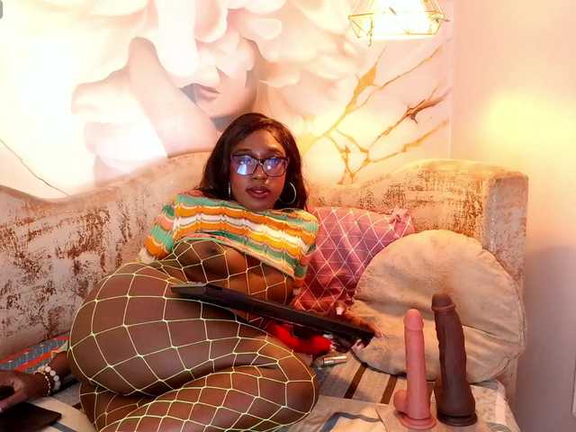 nylaroyale live cam on BongaCams