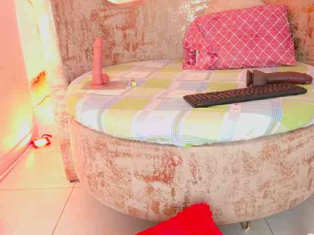 nylaroyale webcam