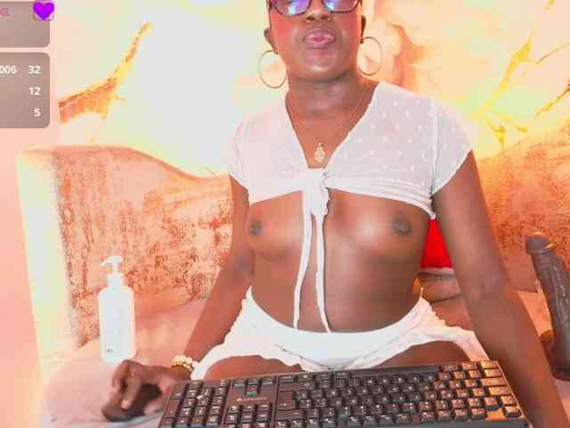 nylaroyale webcam