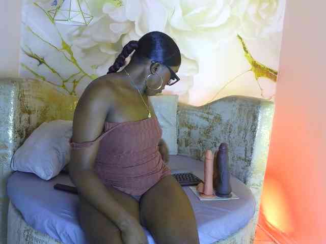 nylaroyale webcam