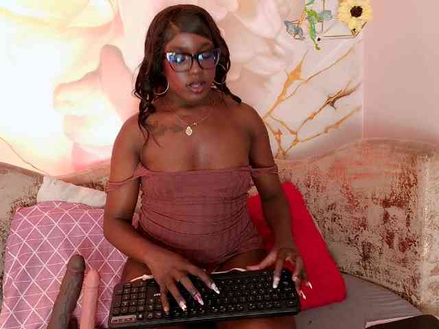 nylaroyale webcam
