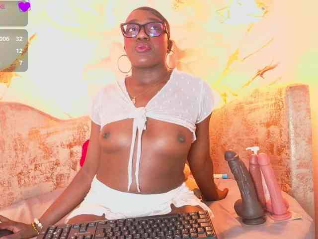 nylaroyale webcam