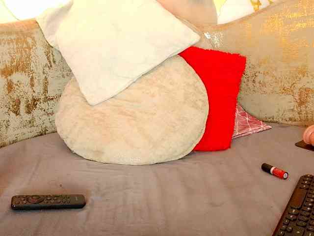 nylaroyale's webcam live show