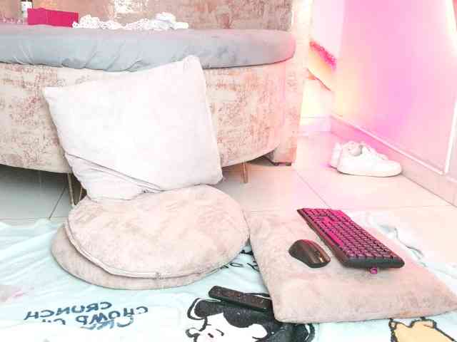 nylaroyale webcam