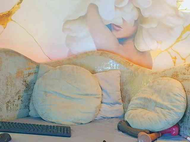 nylaroyale webcam
