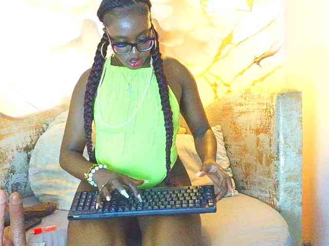 nylaroyale webcam
