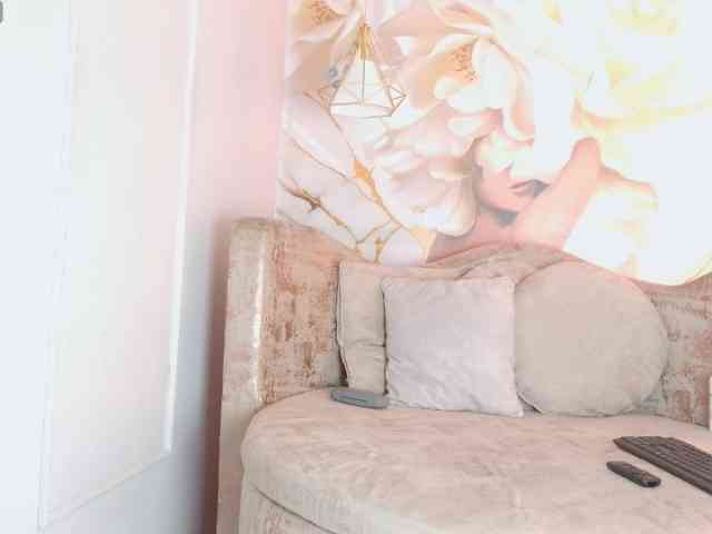 nylaroyale webcam
