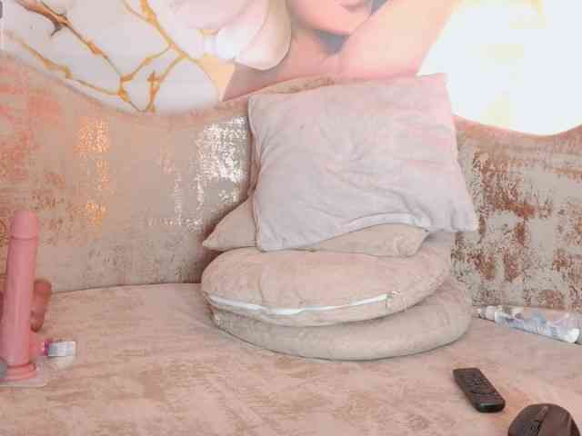 nylaroyale webcam