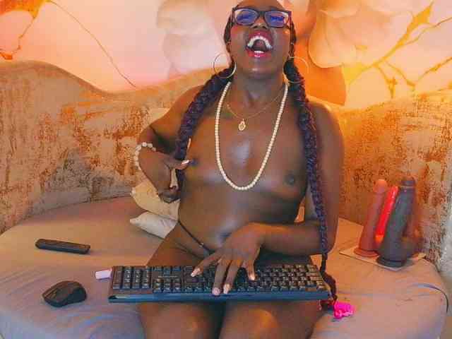 nylaroyale webcam