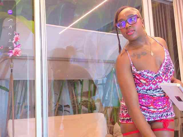 nylaroyale webcam