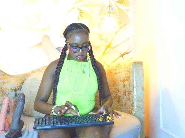 nylaroyale webcam