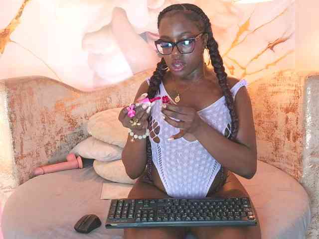 nylaroyale webcam