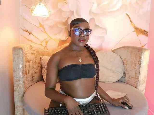 nylaroyale webcam