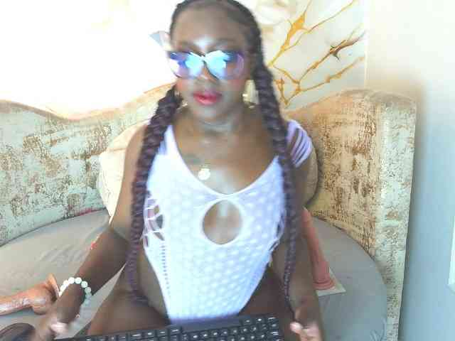 nylaroyale webcam