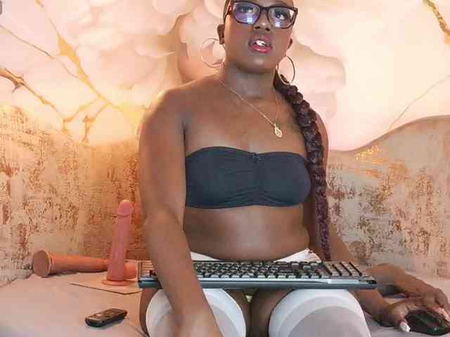 nylaroyale webcam