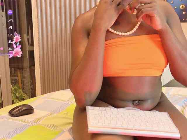 nylaroyale Live Webcam on BongaCams