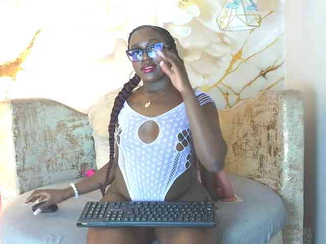 nylaroyale webcam