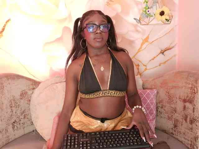 nylaroyale webcam