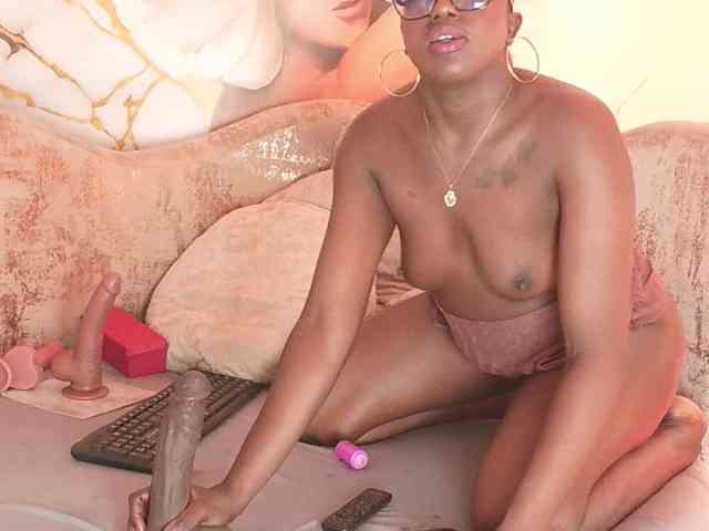 nylaroyale webcam