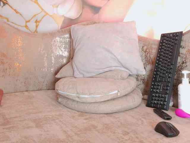 nylaroyale webcam