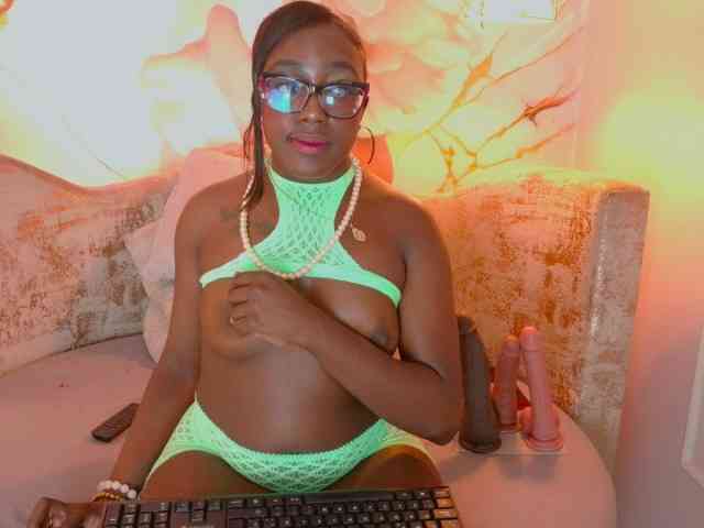 nylaroyale webcam