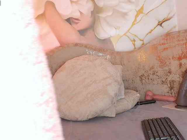 nylaroyale webcam