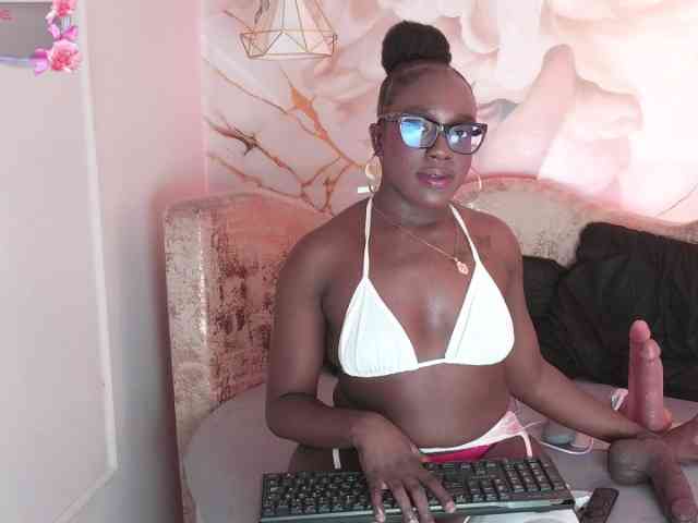 nylaroyale webcam