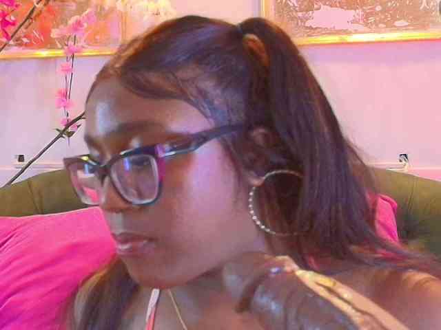 nylaroyale webcam