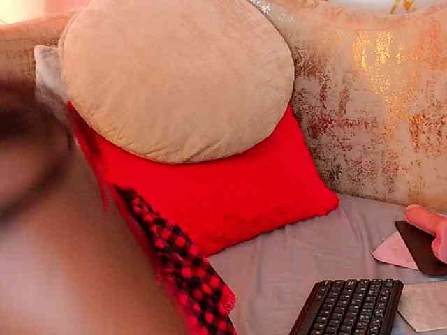 nylaroyale webcam