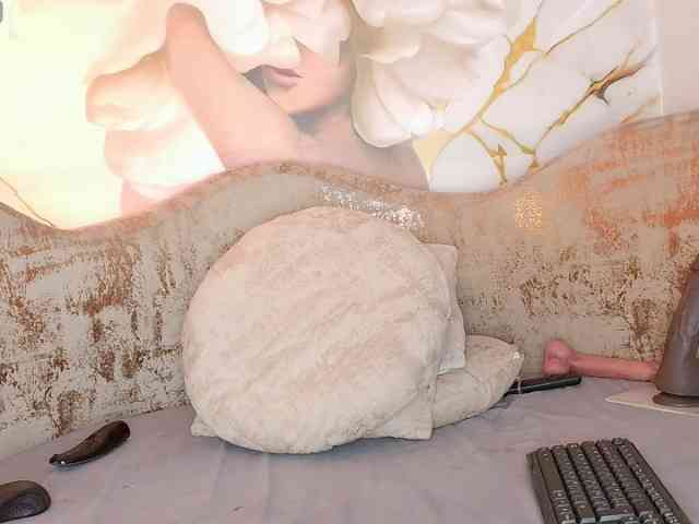 nylaroyale webcam