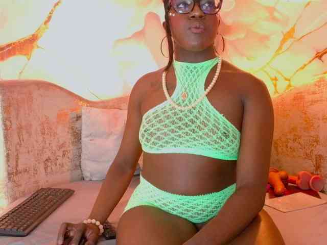 nylaroyale webcam