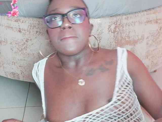 nylaroyale webcam