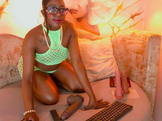 nylaroyale webcam