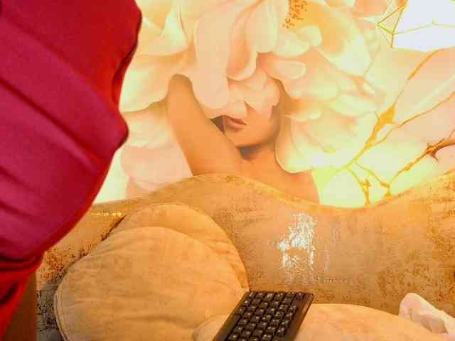 nylaroyale webcam