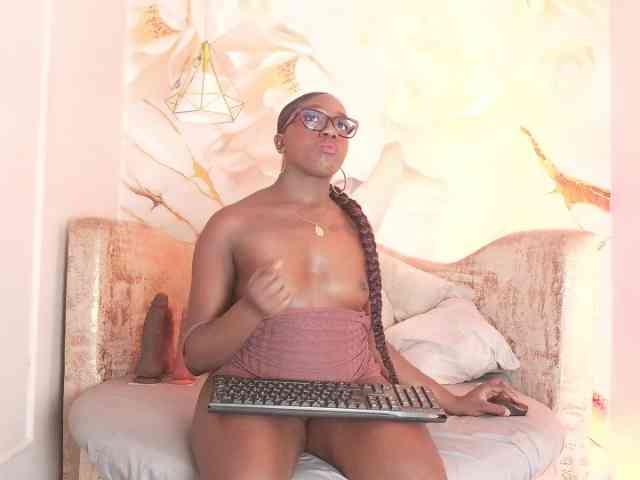 nylaroyale webcam