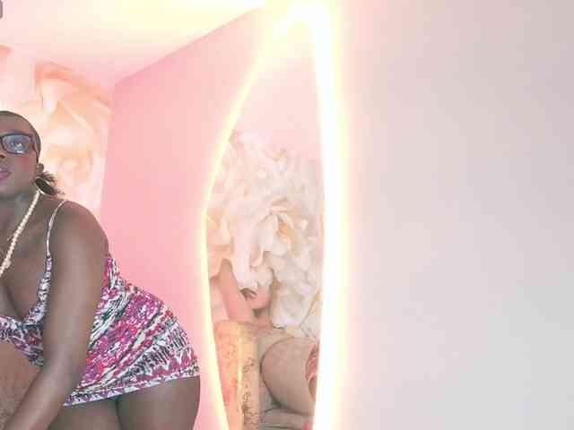 nylaroyale webcam